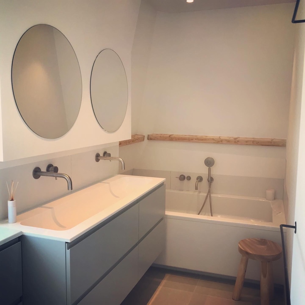 Badkamer met dubbele ronde spiegels