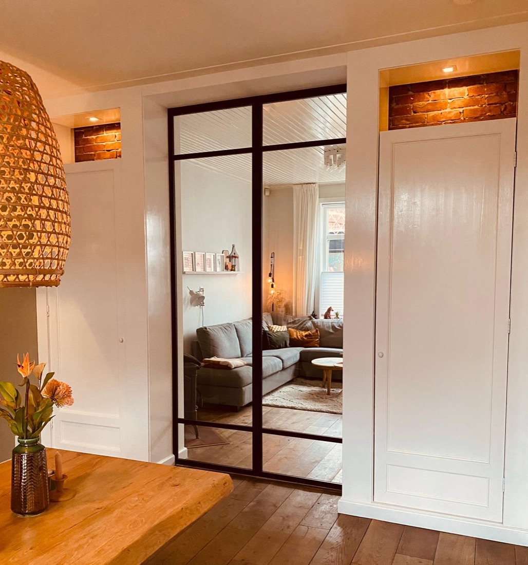 Ensuite kast gezien vanuit de keuken, deuren dicht