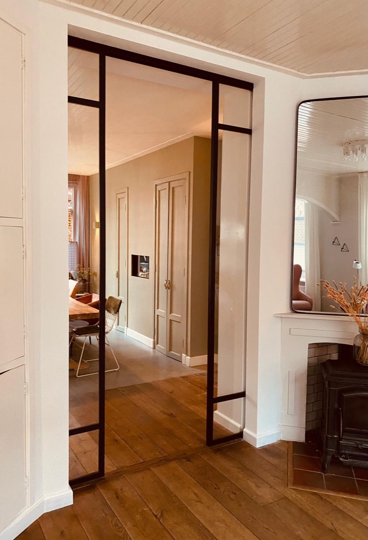 Ensuite kast gezien vanuit de woonkamer, deuren open
