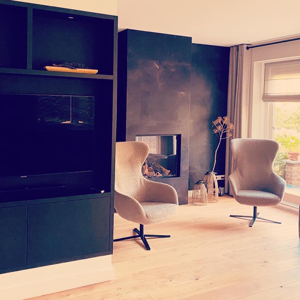 Woonkamer met donkergroene kastenwand en haard, project Woerden